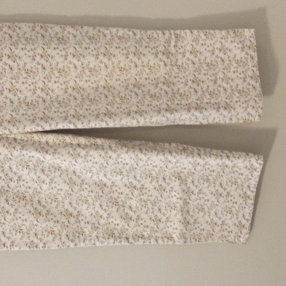 GLORIA VANDERBILT Floral Capris - Picture 3 of 8